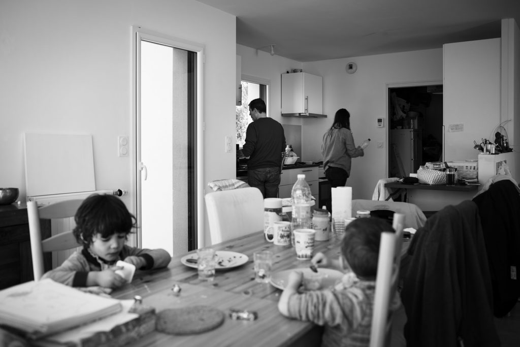 Reportage du quotidien près de Rennes. Photographie noir et blanc d'une repas en famille.