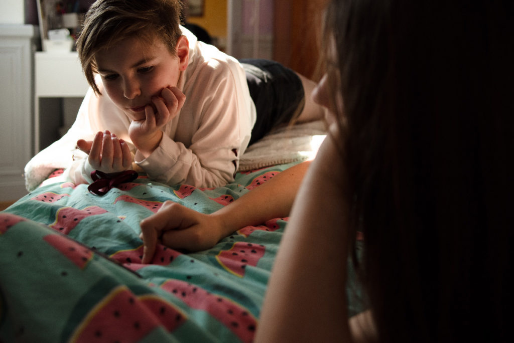 Le rapport des ados à la photographie. 
Photographie en couleur de deux adolescentes sur un lit.