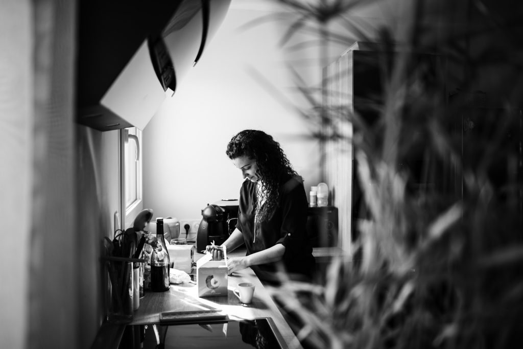 Mon projet photo 52 : bilan 6 semaines. Portrait en noir et blanc d'une jeune femme dans sa cuisine.