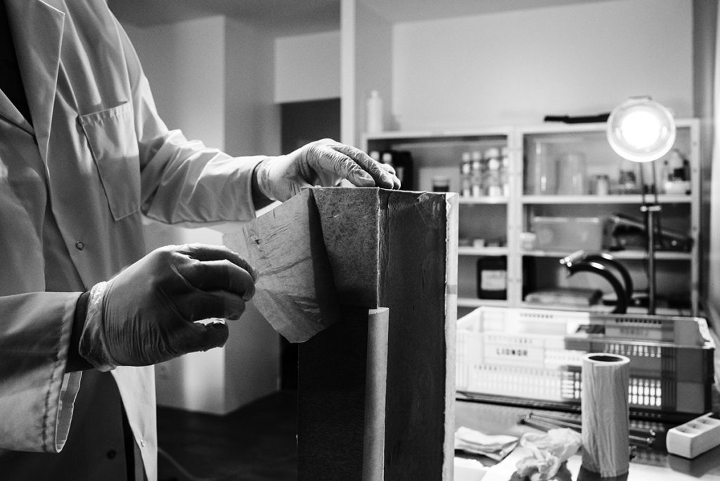 Reportage artisan en Mayenne, avec Sacé Nature. Partie 2. Préparation d'un bloc de savon pour la découpe.