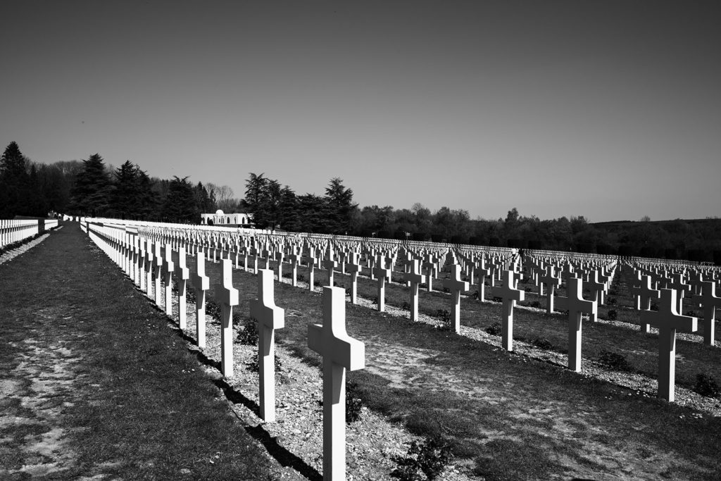 Weekend touristique et retrouvailles entre amis dans la Marne. Photographie du cimetière militaire devant l'ossuaire de Douaumont.