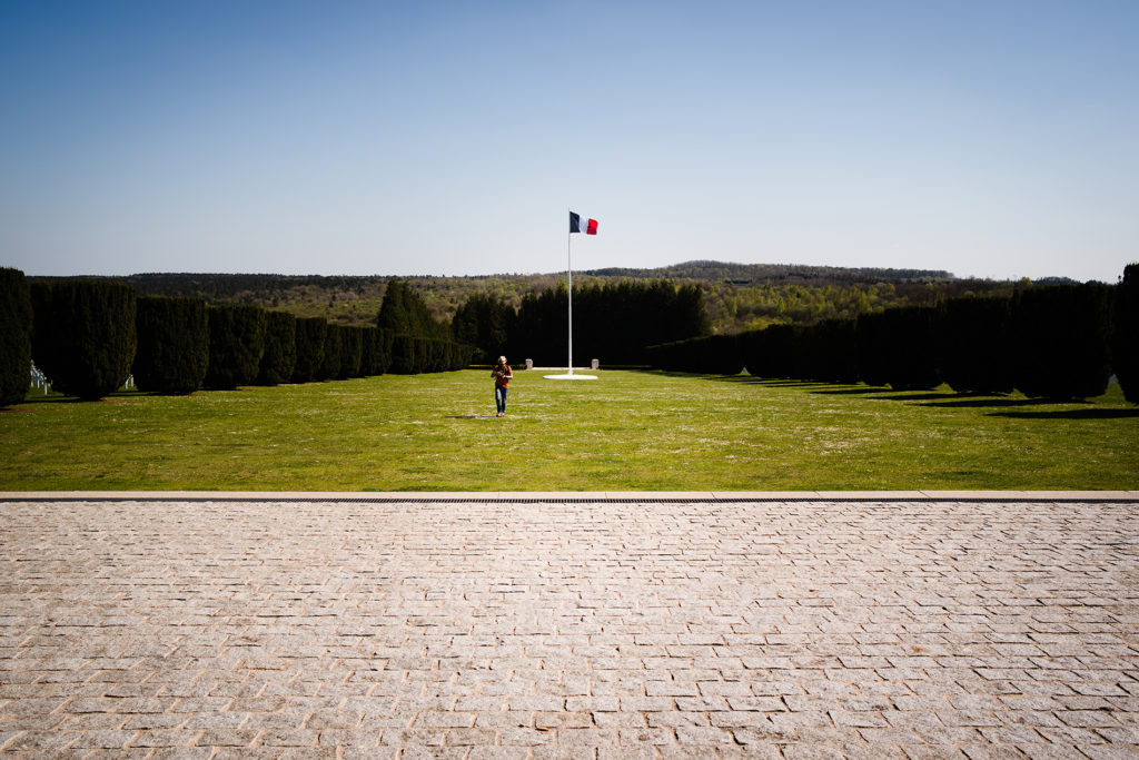 Weekend touristique et retrouvailles entre amis dans la Marne. Esplanade devant l'ossuaire de Douaumont.