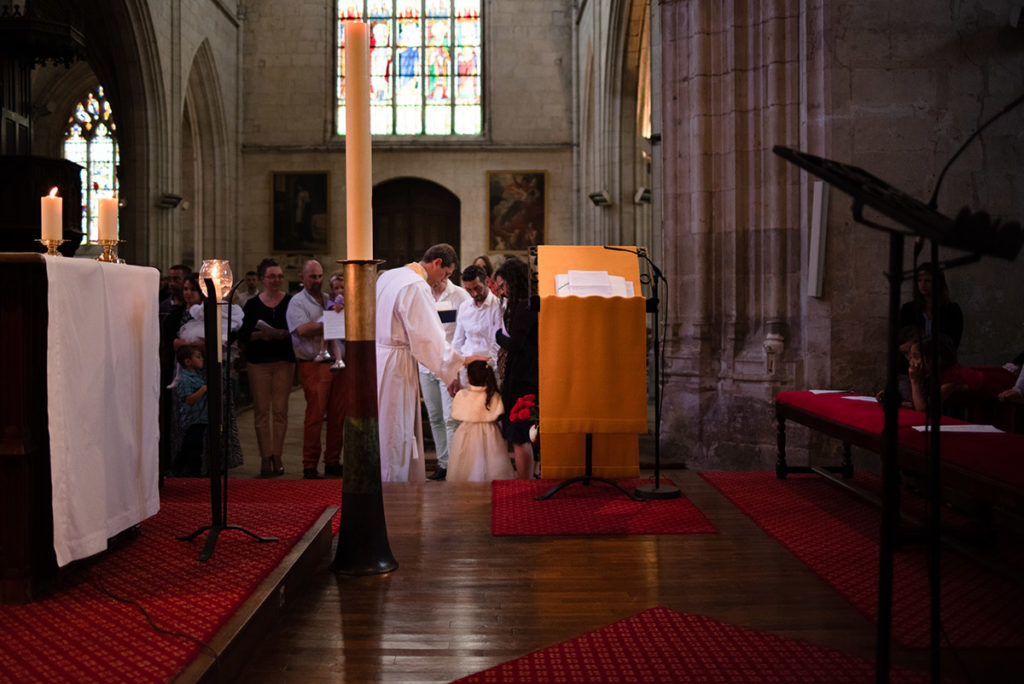 Reportage de baptême à La Ferté Bernard dans la Sarthe. Cérémonie de baptême.