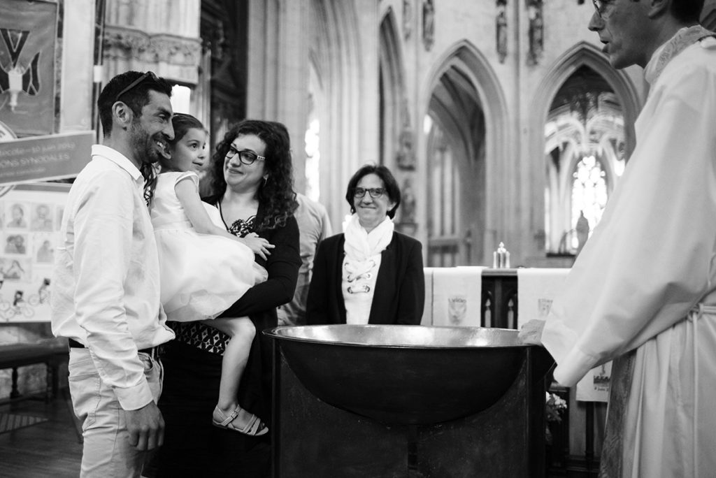 Reportage de baptême à La Ferté Bernard dans la Sarthe. POrtraits dans l'église.
