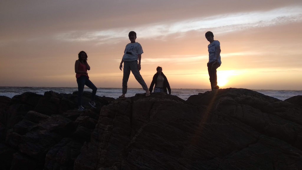 Une photo, une histoire #5. Photographie au bord de la mer, silhouettes au coucher de soleil.