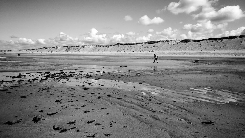 Photographe, apprendre à lâcher prise. Scènes de vie en noir et blanc, plage de Sauveterre aux Sables d'Olonne.