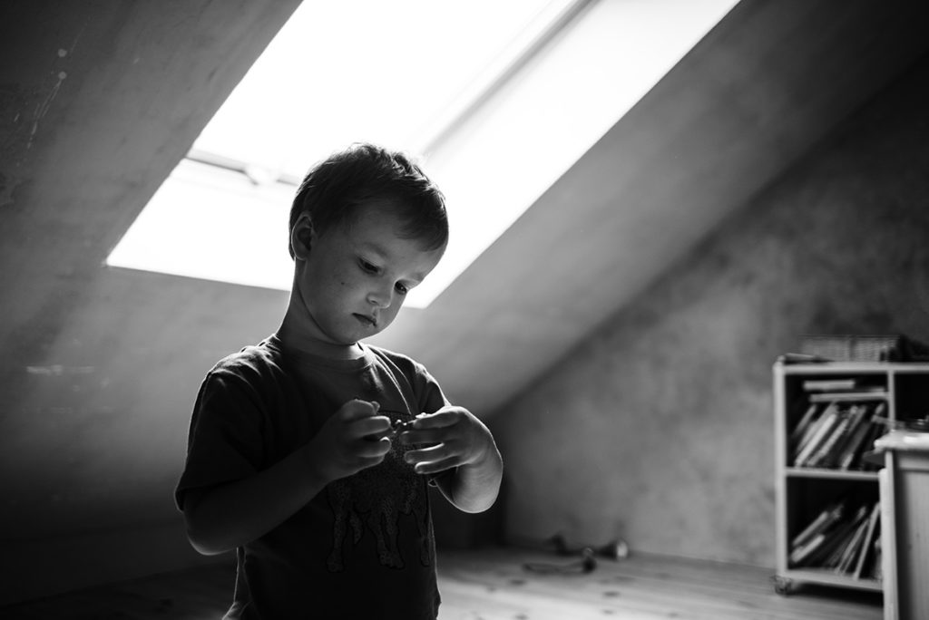 Mon projet photo 52 : qu’est-il devenu ? Photo en noir et blanc d'un petit garçon dans sa chambre. Contre-jour.