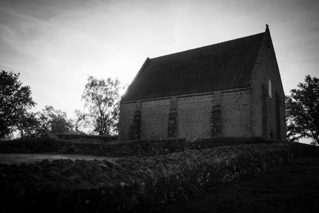 Sortie nature à la chapelle du Montaigu, en Mayenne. Chapelle du Montaigu en contre-jour et en noir et blanc.