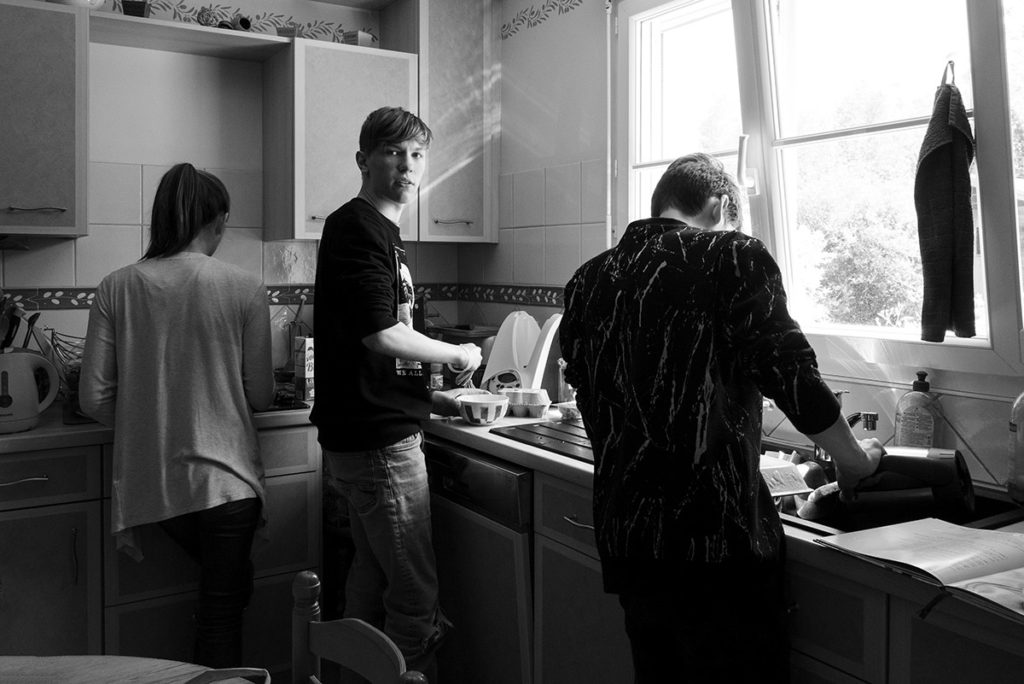 Le rapport des ados à la photographie. Portrait d'ados qui cuisinent.