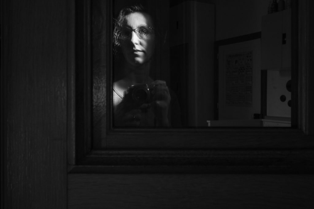 Mon projet photo 52 : bilan 6 semaines. Autoportrait en basse lumière, en noir et blanc.