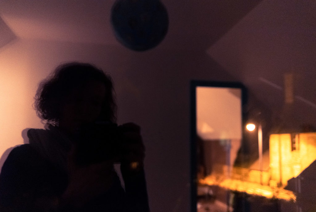 Mon projet photo 52 : bilan 6 semaines. Autoportrait en basse lumière, reflets.