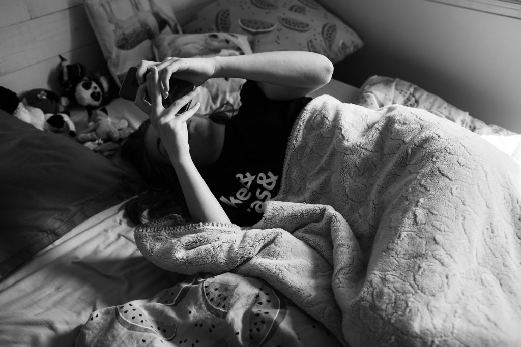 Mon projet photo 52 : bilan 6 semaines. Portrait d'une ado dans sa chambre. Noir et blanc.