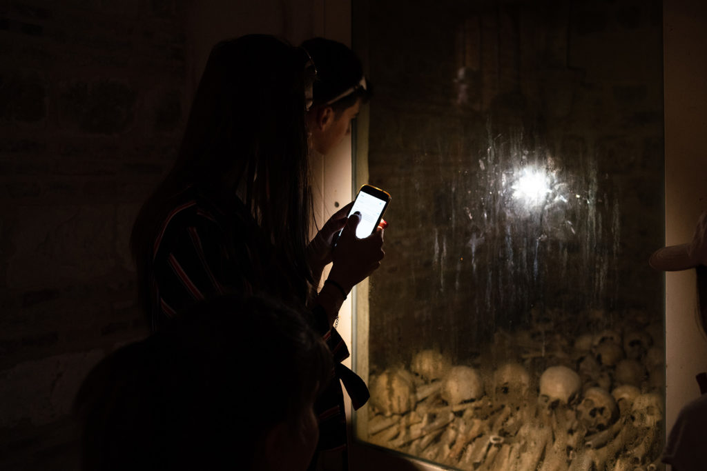 Mon projet photo 52 : bilan 6 semaines. Portrait en basse lumière dans des catacombes.