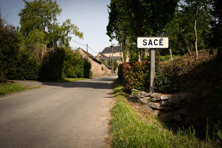 Reportage artisan en Mayenne avec Sacé Nature. Partie 2. Photographie du village de Sacé en Mayenne.