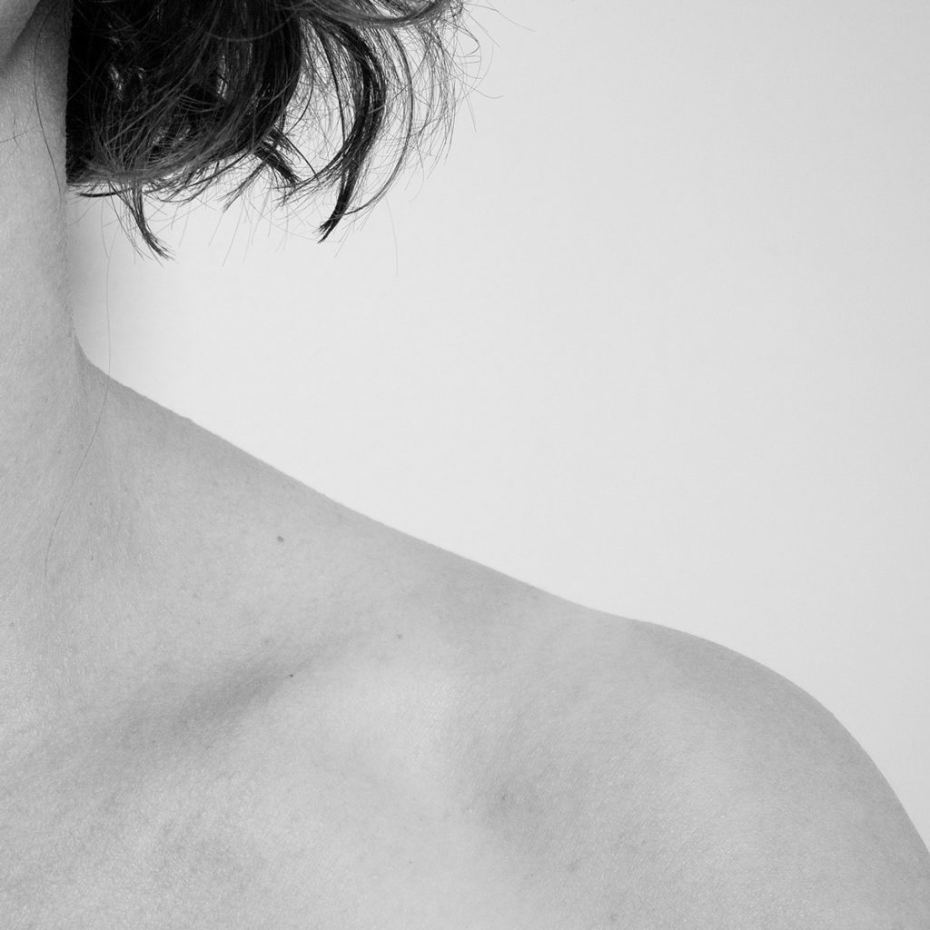 Pourquoi réaliser des autoportraits ? Photographie au format carré et en noir et blanc, détail du corps féminin.