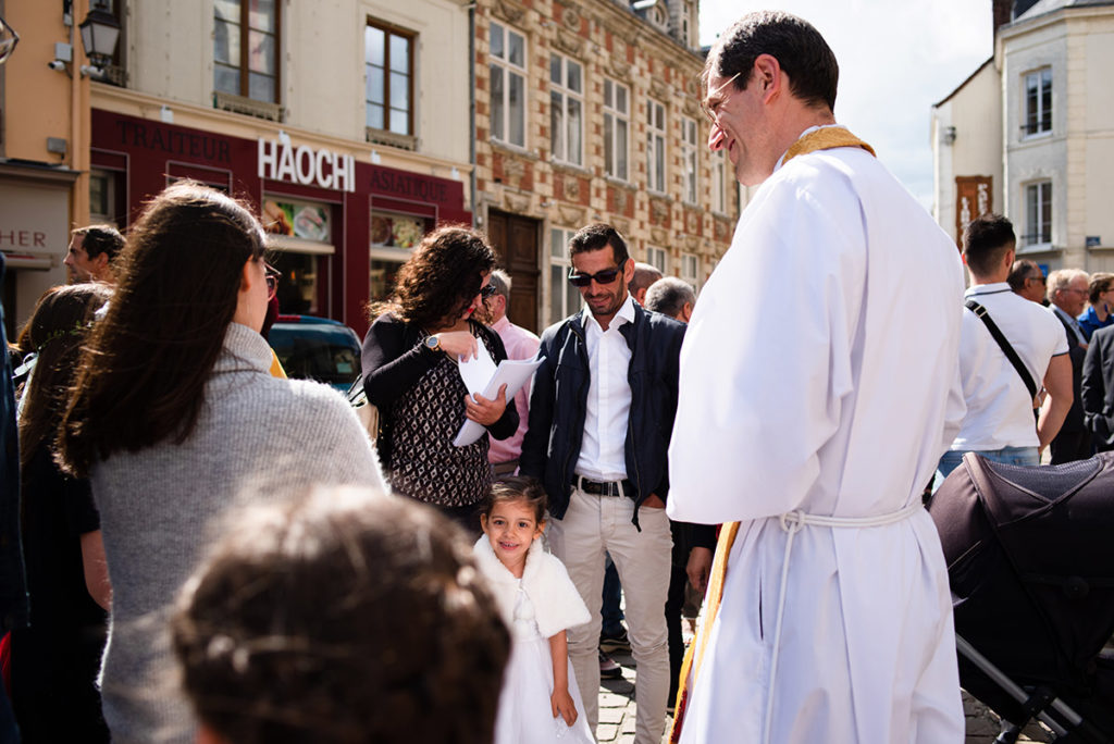 Reportage de baptême à La Ferté Bernard dans la Sarthe. Accueil devant l'église.