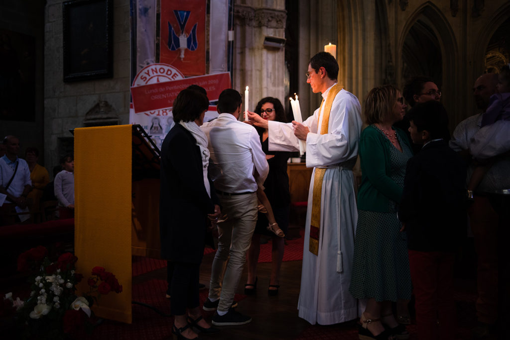 Reportage de baptême à La Ferté Bernard dans la Sarthe. Cérémonie de baptême, remise du cierge.