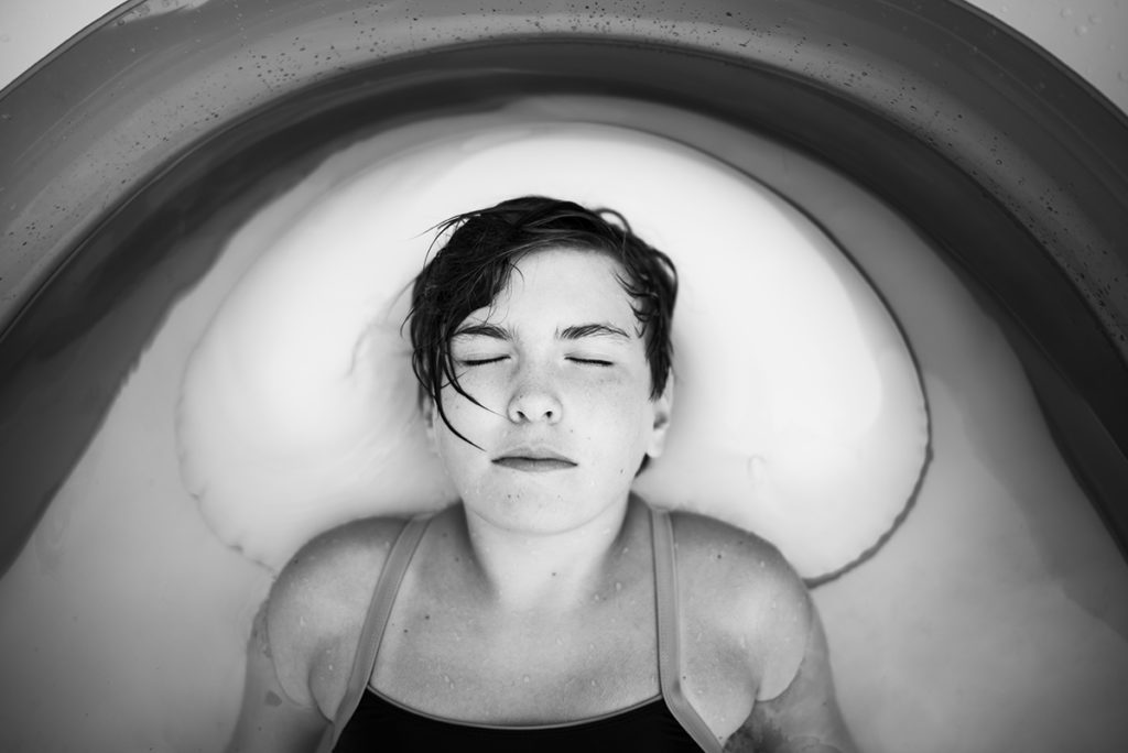 Une photo, une histoire #1. Portrait en noir et blanc d'une jeune fille dans une piscine.