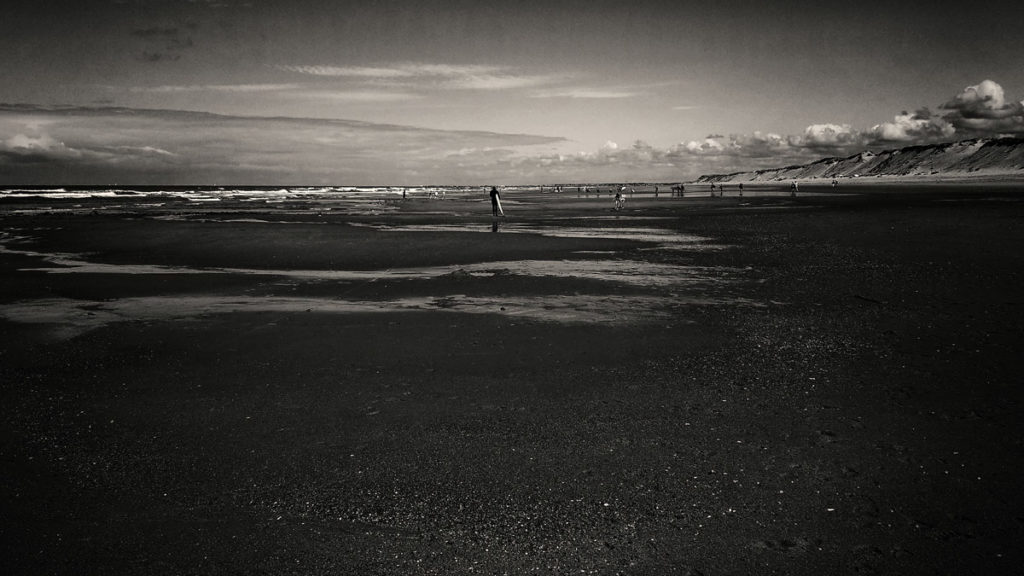 Photographe, apprendre à lâcher prise. Photographie en noir et blanc de la plage de Sauveterre aux Sables d'Olonnes.