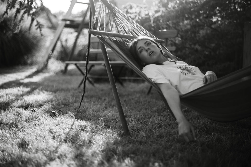 Mon projet photo 52 : qu’est-il devenu ? Portrait rêveur d'une jeune fille sur un hamac.