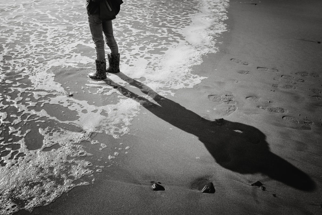 Une photo, une histoire #6
Photographie en noir et blanc d'une séance de famille en bord de mer à Plozévet. Mise en valeur des ombres.