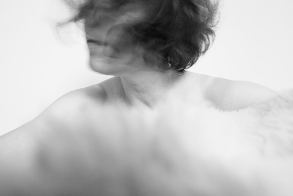 Rétrospective 2019, mes photos préférés ! Autoportrait en noir et blanc et en vitesse lente provocant un flou de mouvement. Photographe Pascaline Michon.