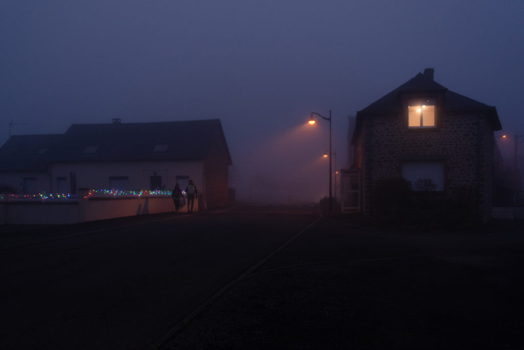 Photographier de nuit dans le brouillard. Photographie de nuit dans un village éclairé en Mayenne.