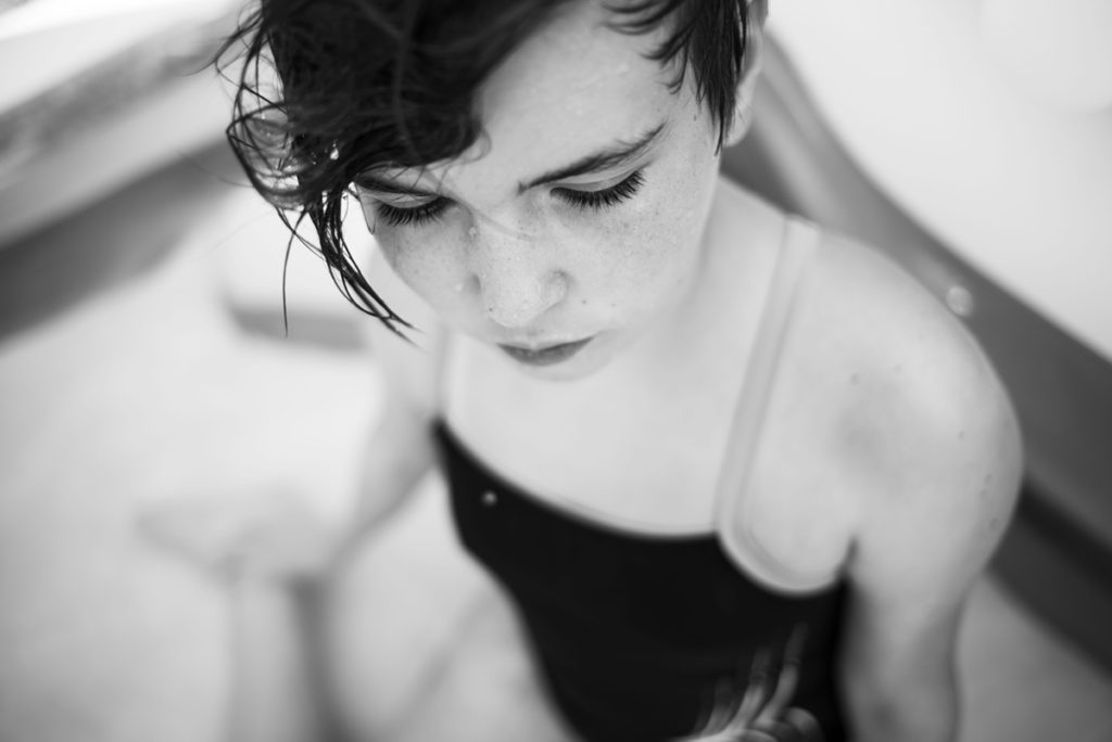 Rétrospective 2019, mes photos préférés ! Reportage de famille en Mayenne. Portrait en noir et blanc d'une jeune fille en été dans sa piscine. Très gros plan en faible profondeur de champ. Photographe Pascaline Michon.