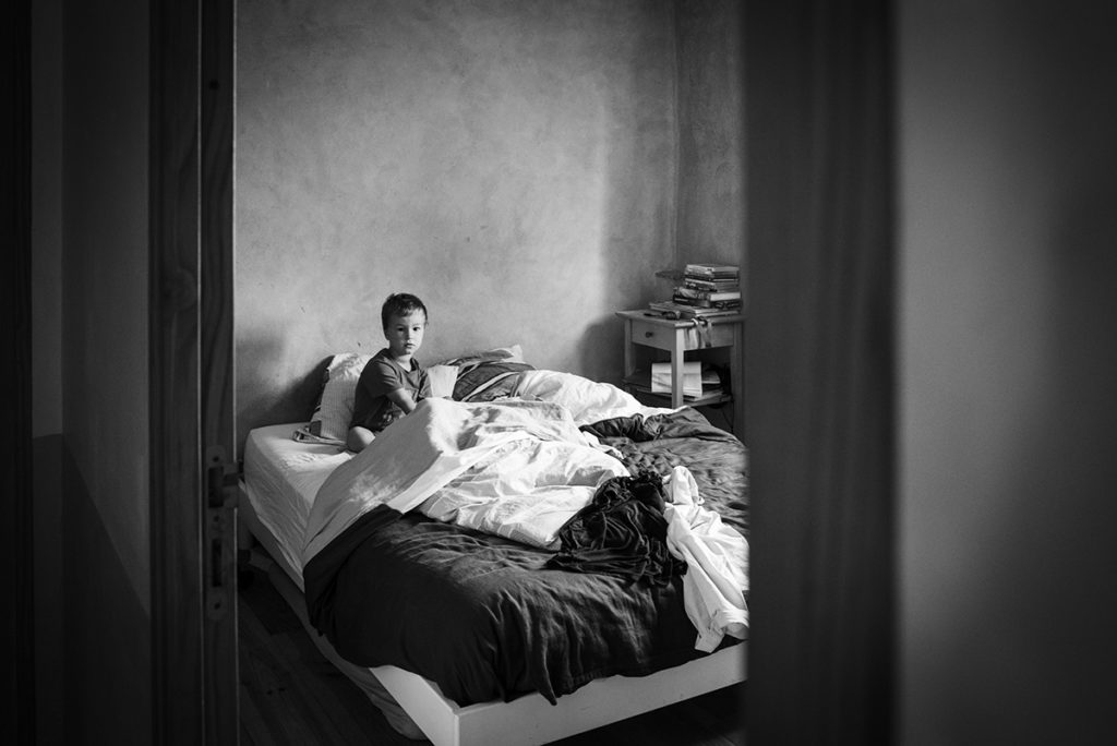 Rétrospective 2019, mes photos préférés ! Reportage de famille en Mayenne. Portrait en noir et blanc d'un petit garçon qui se réveille de sa sieste. Photographe Pascaline Michon.
