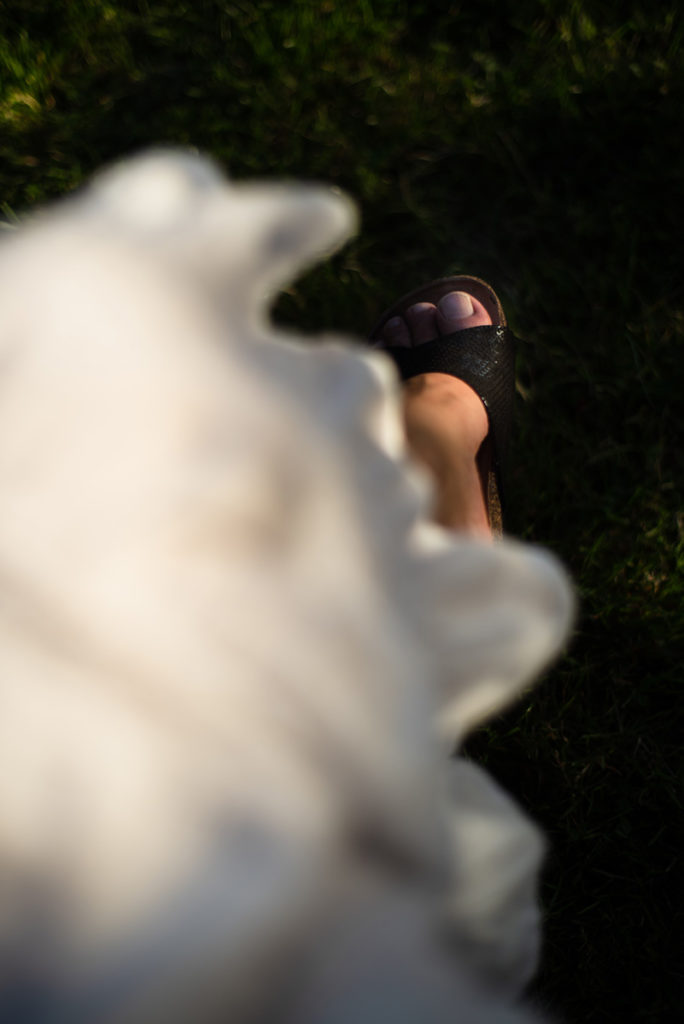 Mes autoportraits en 2019. Autoportrait de mon pied, en clair obscur dans le jardin en été. Photographe Pascaline Michon.