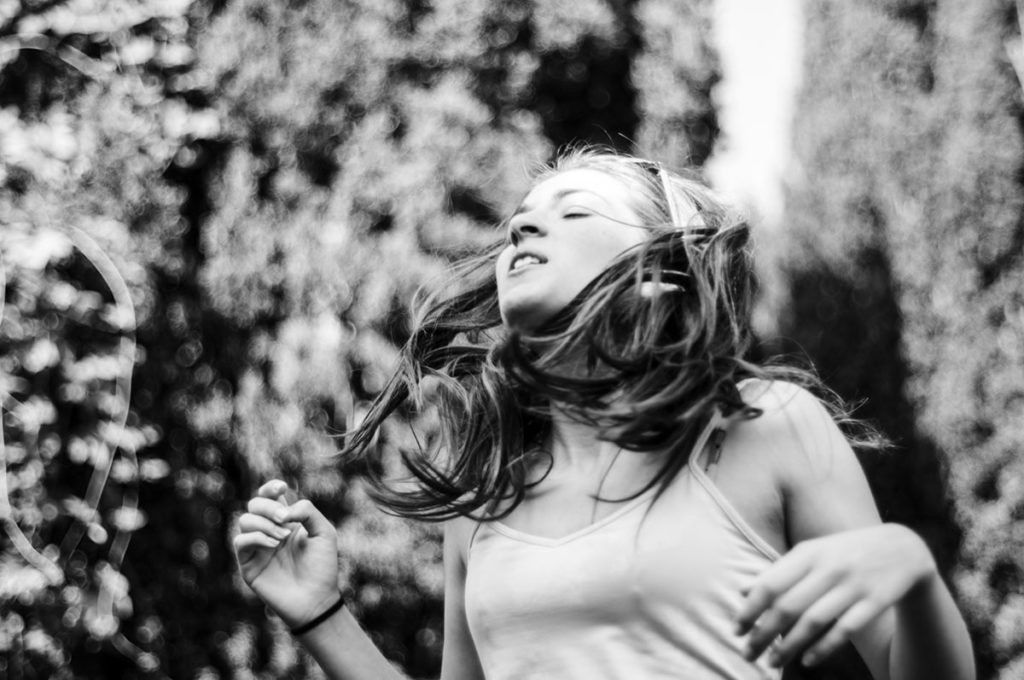 Comment mon hypersensibilité me sert en tant que photographe ?
Portrait en noir et blanc d'une jeune fille sautant dans un trampoline. Photographe Pascaline Michon