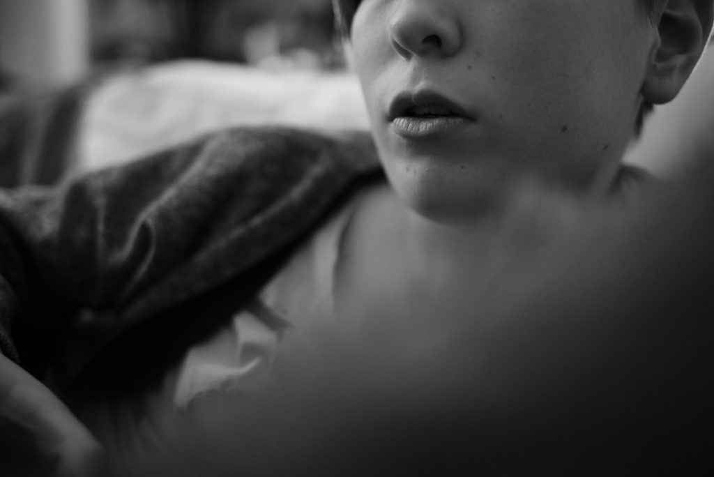 Comment mon hypersensibilité me sert en tant que photographe ? Portrait en noir et blanc d'une jeune fille. Le visage coupé et le flou donne donne un caractère original à ce portrait. Photographe Pascaline Michon.
