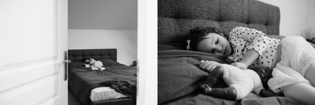 L'heure de la sieste. Portrait en noir et blanc. Enfant endormie.