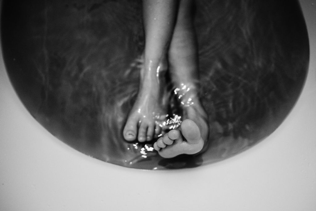 Prendre un bain c'est le pied. portrait en noir et blanc.