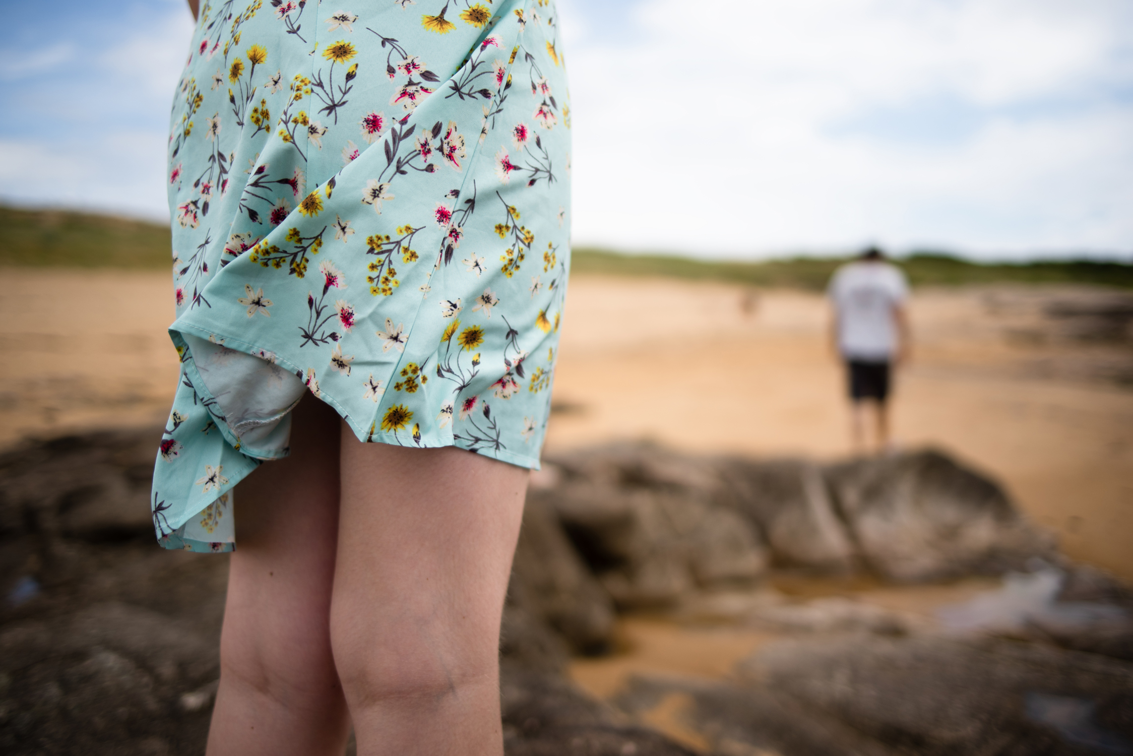 personnages sur la plage, robe qui flotte au vent