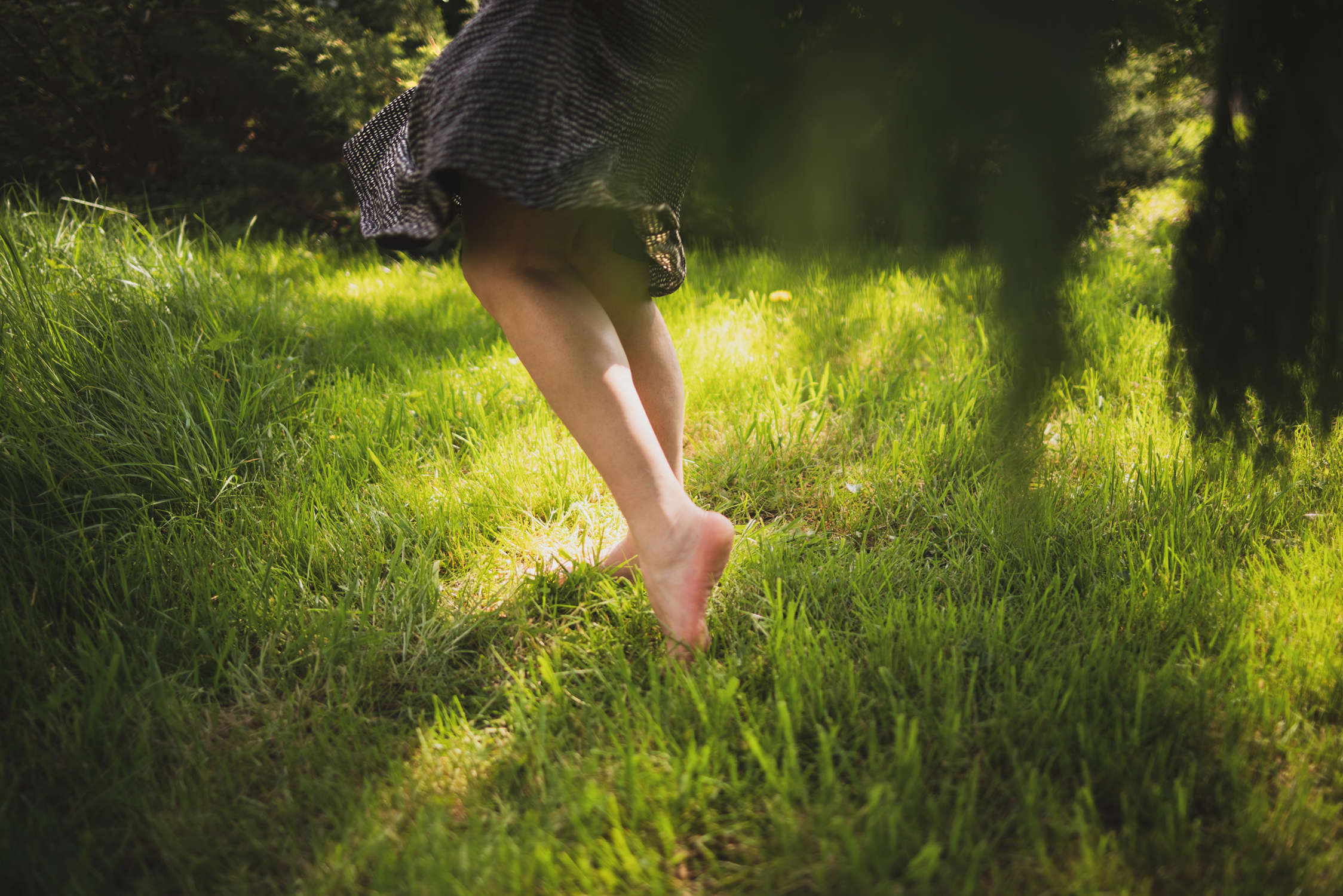 jambes femmes dans jardin