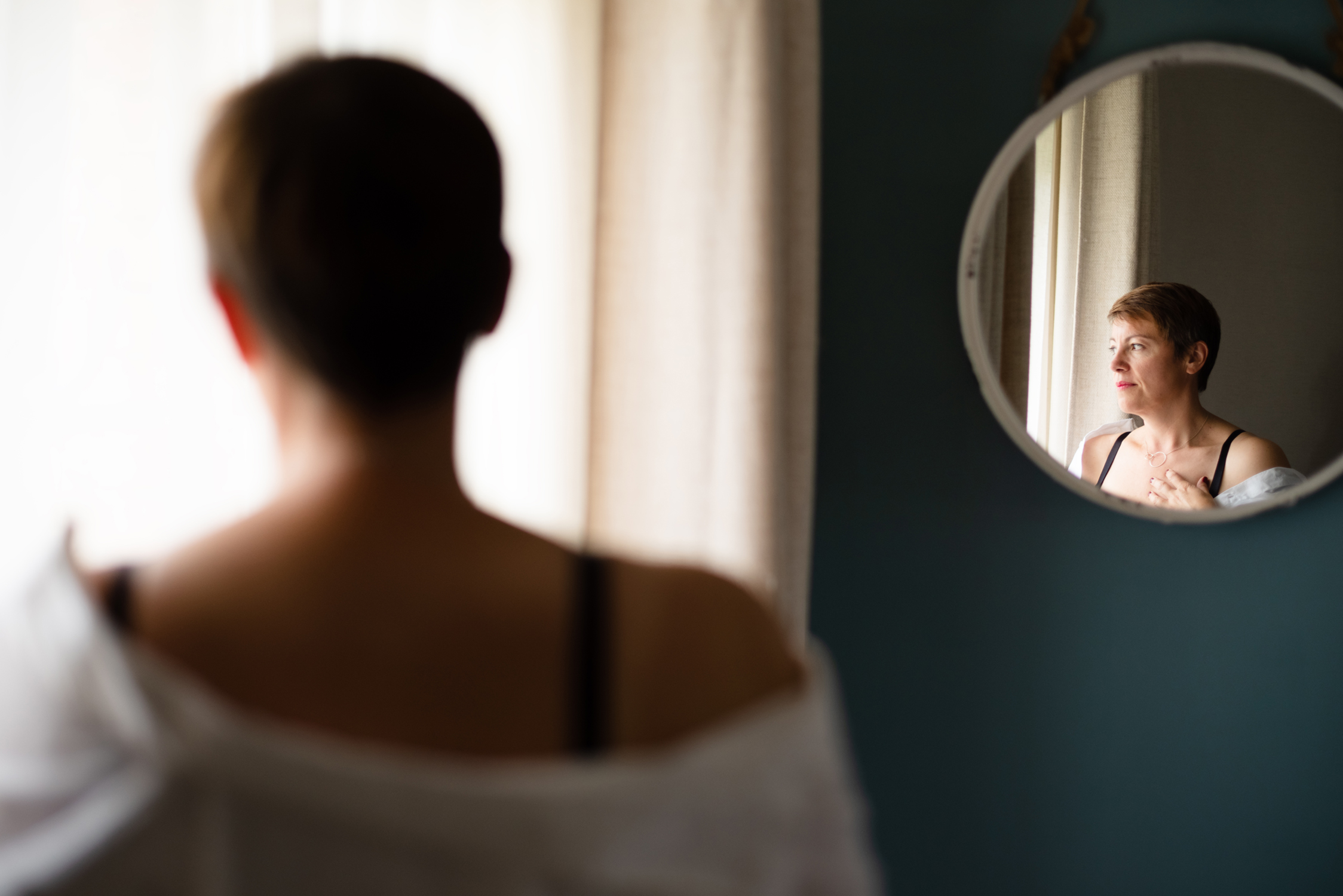 portrait femme intimiste chambre miroir